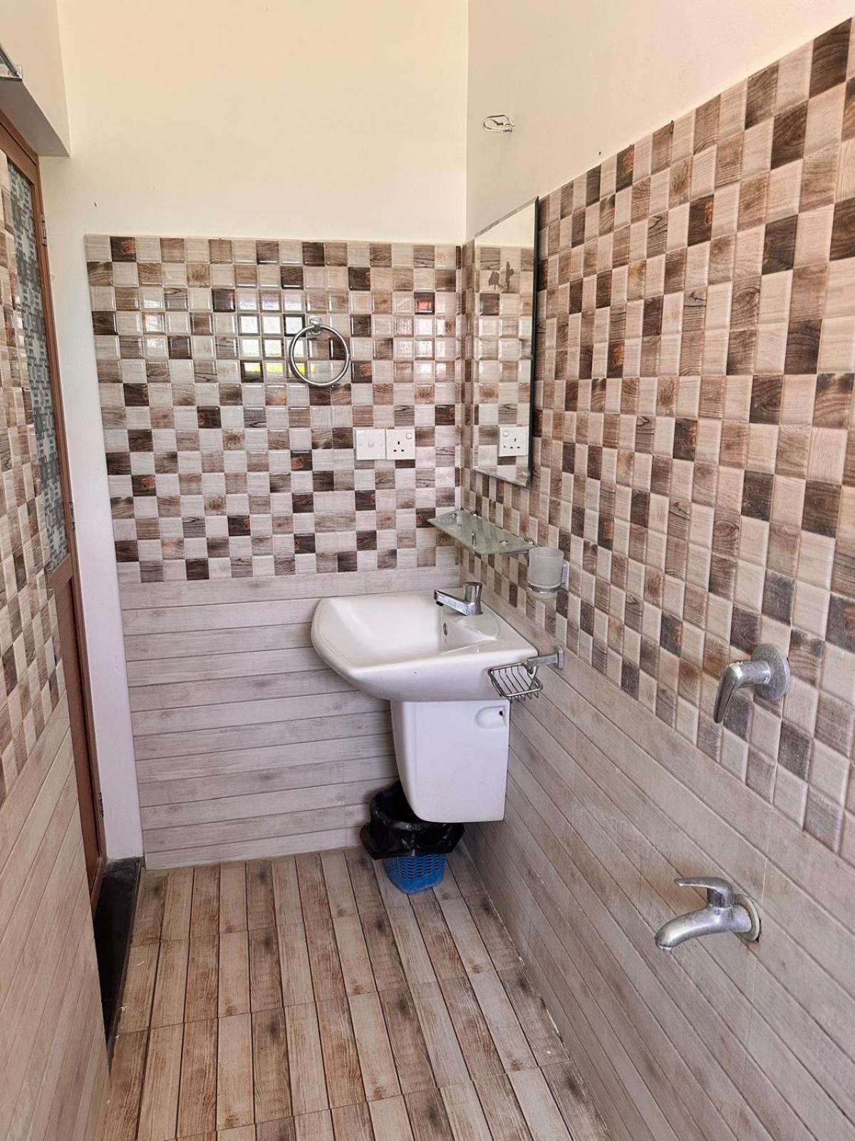 Holiday Villa Тринкомали Экстерьер фото