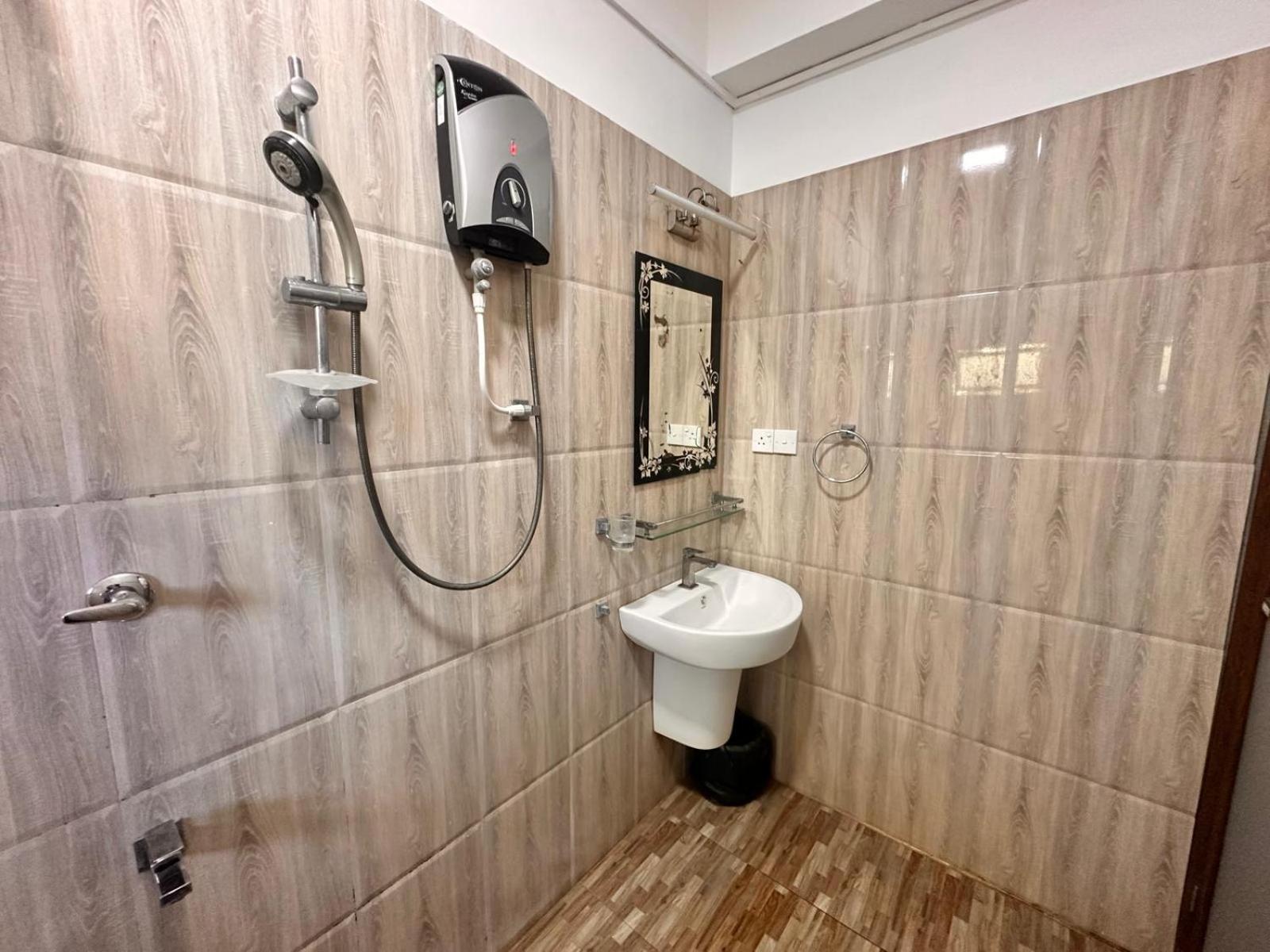 Holiday Villa Тринкомали Экстерьер фото