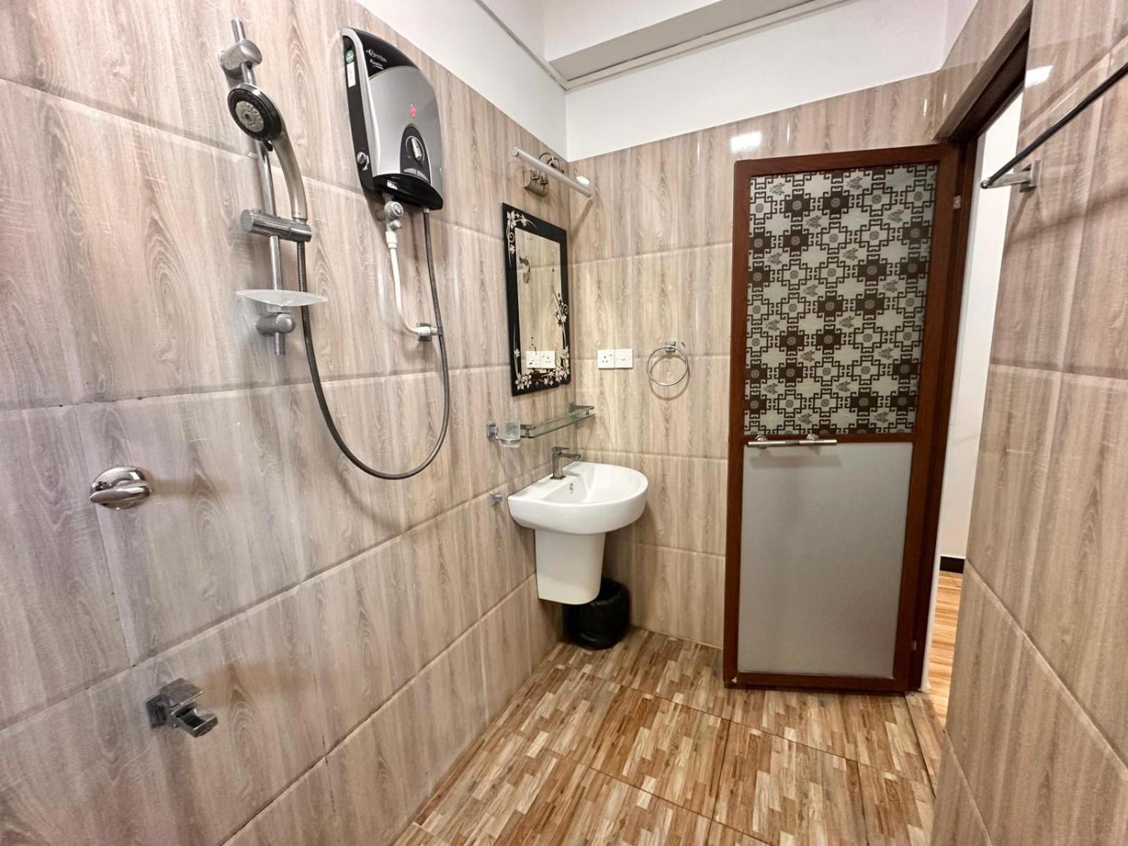 Holiday Villa Тринкомали Экстерьер фото